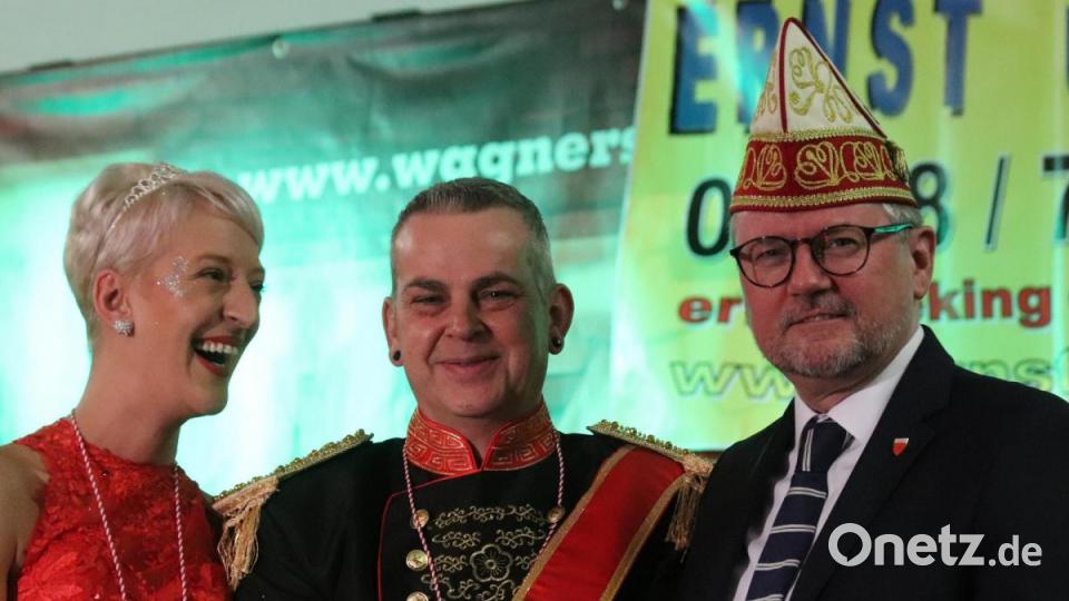 Bei der Schlüsselübergabe wies Bürgermeister Michael Göth auf das gut gefüllte Stadtsäckel hin. Bild: mfh