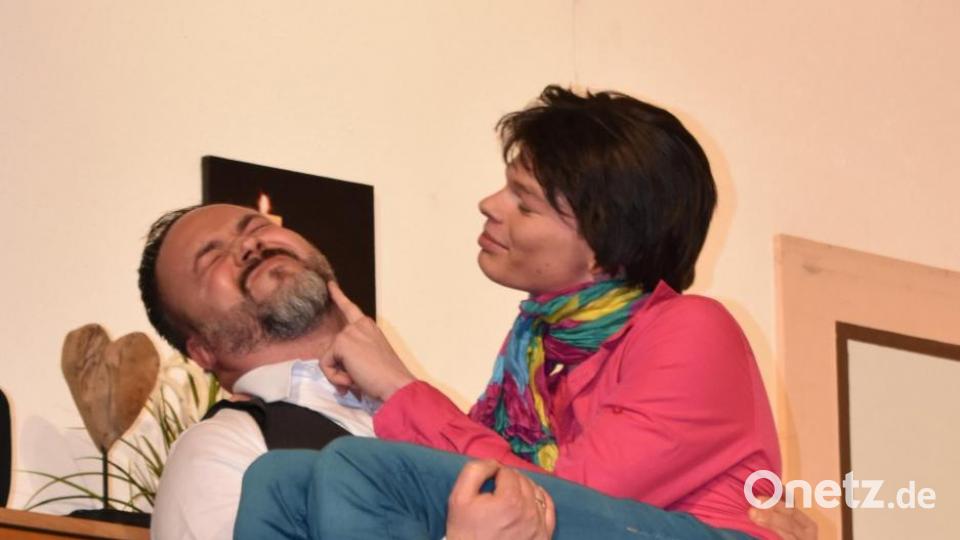 Raphael Zellner (rechts) in einer seiner sieben Rollen als Detlev wirft sich Alexander (Matthias Hörl) an den Hals. Bild: rgr