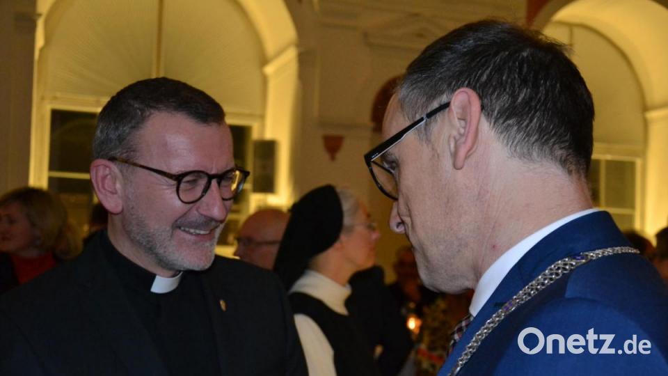 Stadtpfarrer Thomas Vogl im Gespräch mit Bürgermeister Bernd Sommer. Bild: pz