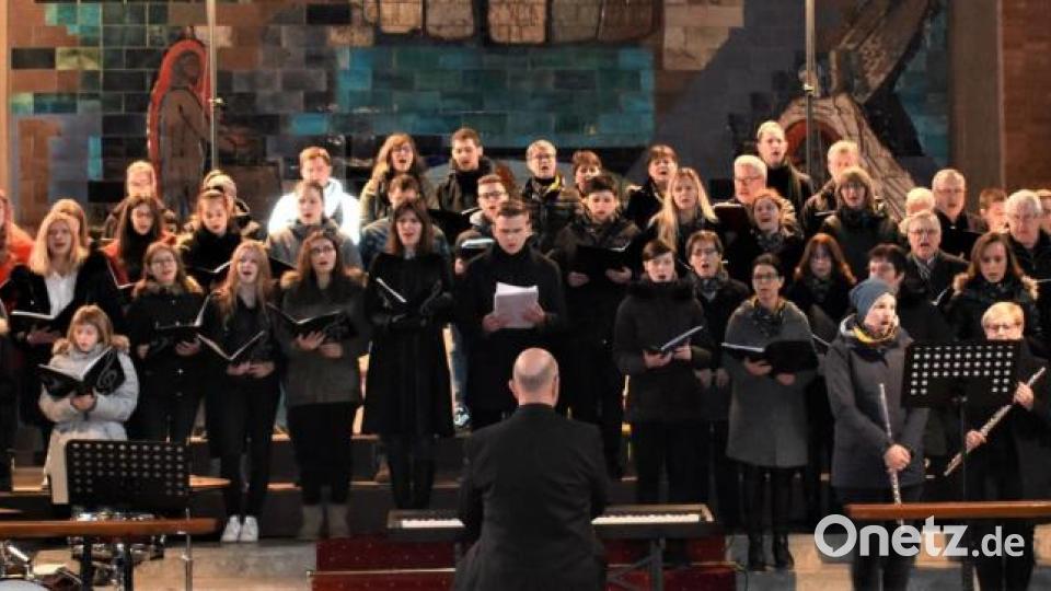 Das ökumenische Dreikönigskonzert in der Grafenwöhrer Friedenskirche macht den Dreikönigstag zu etwas Besonderen. Die Musiker tragen dabei Lieder wie "Lasset uns nun gehen nach Bethlehem" und "Wir haben das Wunder gesehen" vor. Bild: rgr