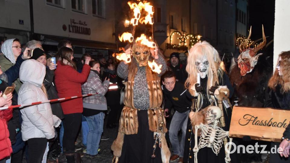 Feueriger Auftritt der &quot;Flossboch Deifl&#039;n&quot;. Bild: hcz