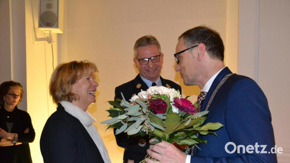 Ingrid Müller durfte von Bernd Sommer einen Blumenstrauß in Empfang nehmen. Bild: pz