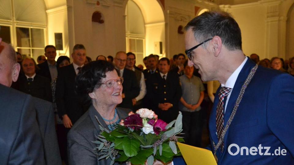 Gertraud Müller erhielt einen Blumenstrauß von Bürgermeister Bernd Sommer. Bild: pz