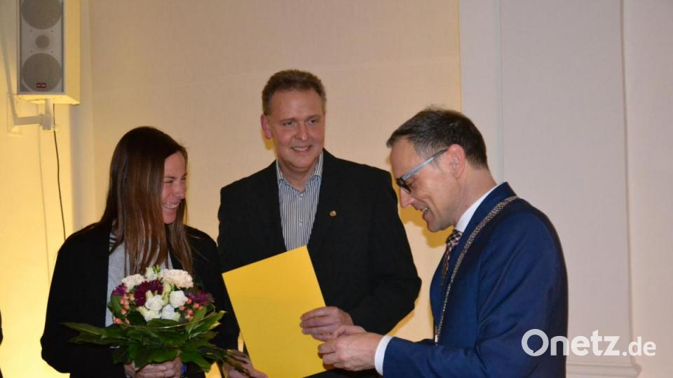 Annette Spreitzer-Hochberger, Robert Christ und Bürgermeister Bernd Sommer (von links) bei der Verleihung der Auszeichnung. Bild: pz