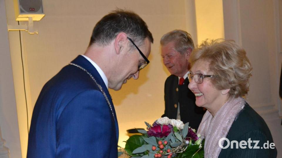 Agnes Treml erhielt von Bürgermeister Sommer einen Blumenstrauß. Bild: pz