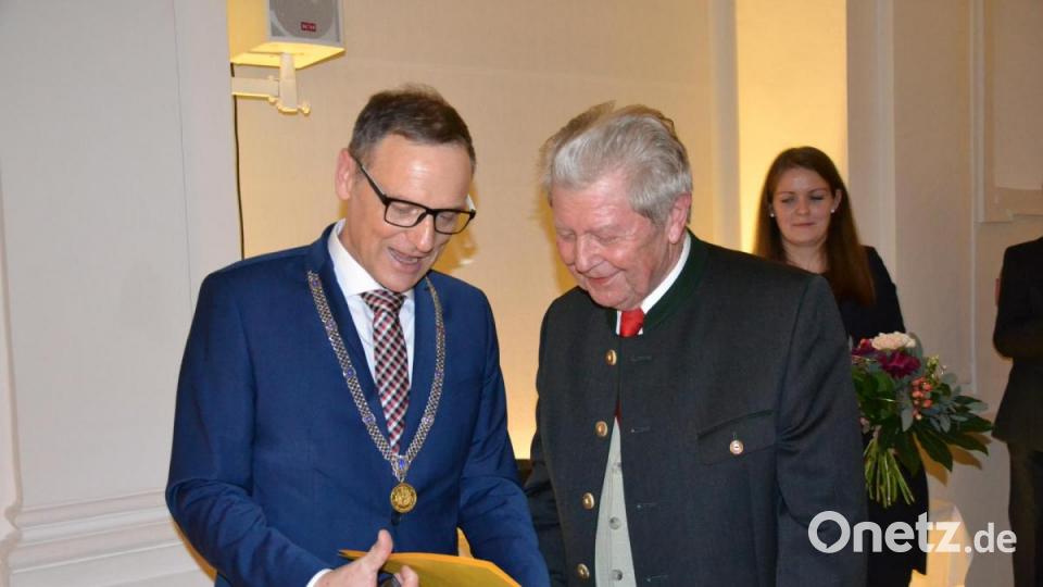 Bürgermeister Bernd Sommer bei der Verleihung der Urkunde an Robert Treml. Bild: pz