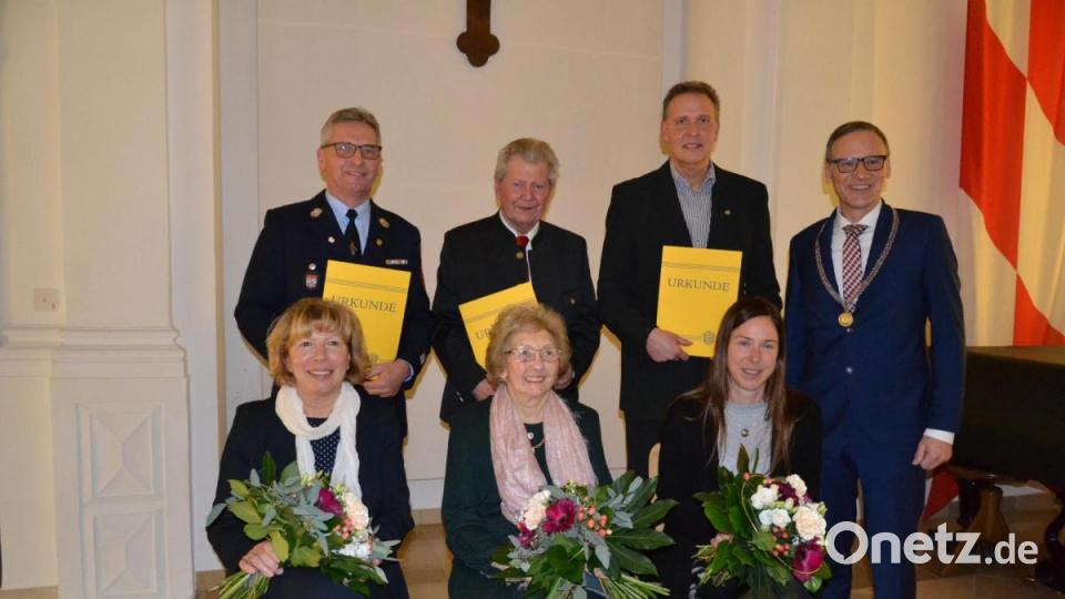 Die Geehrten für besondere Verdienste zusammen mit ihren Partnerinnen, von links Ingrid und Hermann Müller, Agnes und Robert Treml, Annette Spreitzer-Hochberger und Robert Christ sowie rechts Bürgermeister Bernd Sommer in der Kloster-Aula. Bild: pz