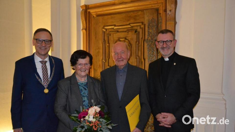 Bürgermeister Bernd Sommer zusammen mit Gertraud und Johann Müller und Stadtpfarrer Thomas Vogl nach der Ehrung in der Kloster-Aula. Bild: pz