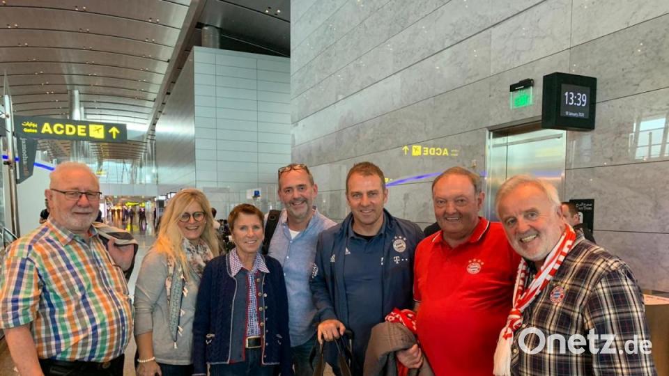 Einige der Nabburger Fans mit Bayern-Trainer Hansi Flick (Dritter von rechts) am Flughafen in Doha. Bild: exb