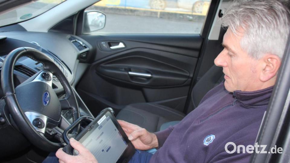 Mittel eines Testgeräts liest TÜV-Prüfer Anton Hegen eventuelle Systemfehler aus. Bild:  Konrad Rosner