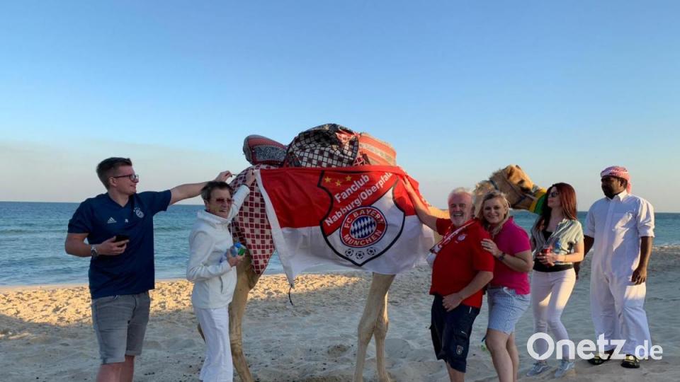 Nabburger Bayern-Fans bei einer Safari in Katar. Bild: exb