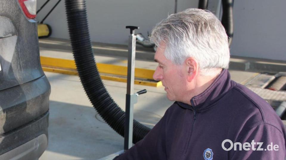 Anton Hegen bei der Abgasuntersuchung. Bild:  Konrad Rosner