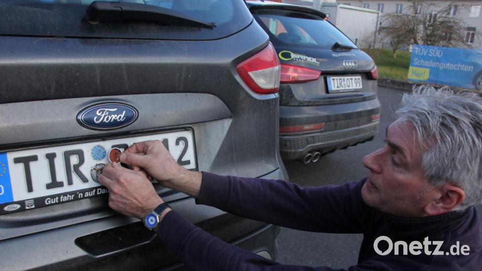 Aus der TÜV-Plakette der Farbe Blau wird in diesem Jahr Braun. Alle Fahrzeuge, die eine blaue TÜV-Plakette haben, müssen in diesem Jahr zum TÜV. Die Zahl, die ganz oben steht, ist das Monat, in dem das Auto TÜV-fällig ist. Bild: Konrad Rosner
