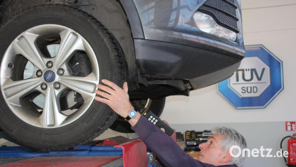 Anton Hegen untersucht akribisch die vielen Einzelteile an der Vorderachse und der Lenkung. Bild: Konrad Rosner