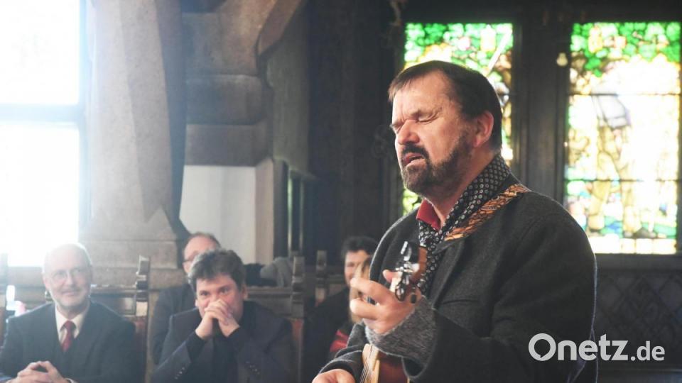 Planer Stefan Landgraf (ALS Amberg) besingt das ehrwürdige Alte Rathaus. Bild: Gabi Schönberger