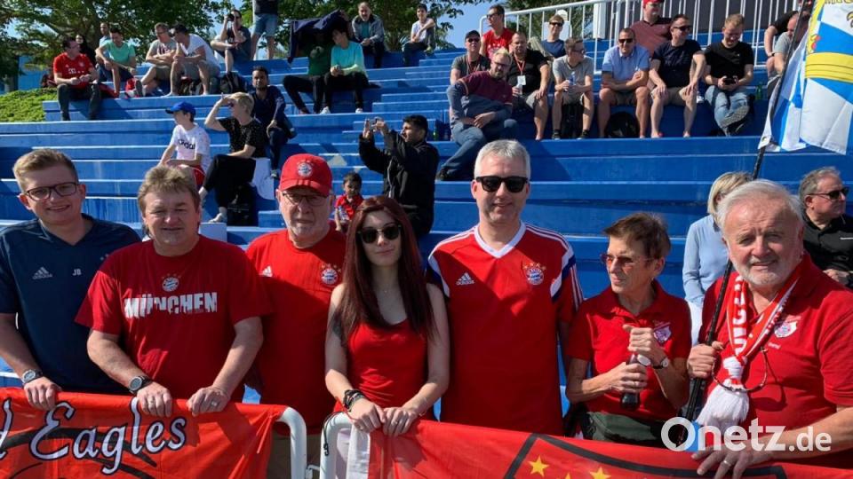 Nabburger Bayern-Fans beim Wintertrainingslager in Katar. Bild: exb