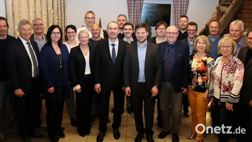 Spitzenpolitiker der Freien Wähler in Bayern wie Minister Hubert Aiwanger (Mitte, geschlossenes Jacket), sowie Landtagsabgeordneter und stellvertretender Landrat Joachim Hanisch (Zweiter von links), schmücken das Gruppenbild der 20 Kandidaten der ÜPW für den Marktrat. Rechts neben dem Minister steht Bürgermeisterkandidat und ÜPW-Listenführer Peter Neumeier. Ans Ende der Liste hat sich der frühere Bürgermeister Josef Meier setzen lassen (rechts). Bild: Thomas Dobler