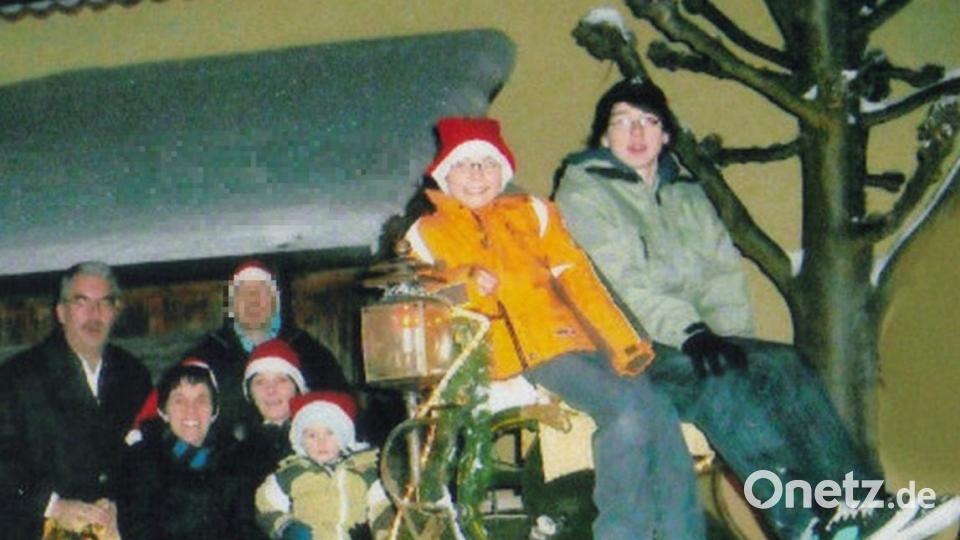 Familienbild mit Pferdeschlitten aus Schwarzenbach an der Saale an Weihnachten 2010: Diesen hat Anton Heindl (links) vor 31 Jahren seiner Sammlung hinzugefügt. Mit einer Ausfahrt wird’s aber heuer auch nicht klappen. Bild: Anton Heindl/exb