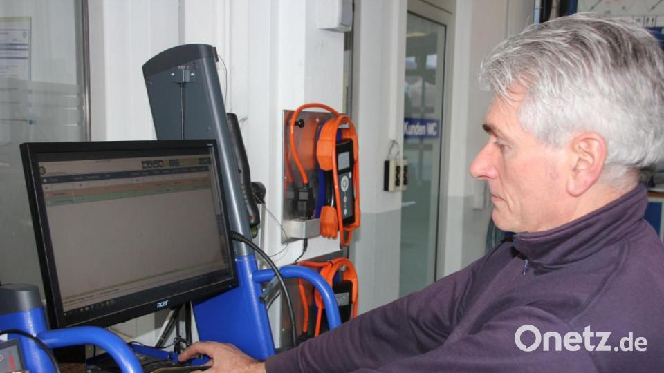 TÜV-Prüfer Anton Hegen schreibt abschließend einen TÜV-Prüfbericht. Bild: Konrad Rosner