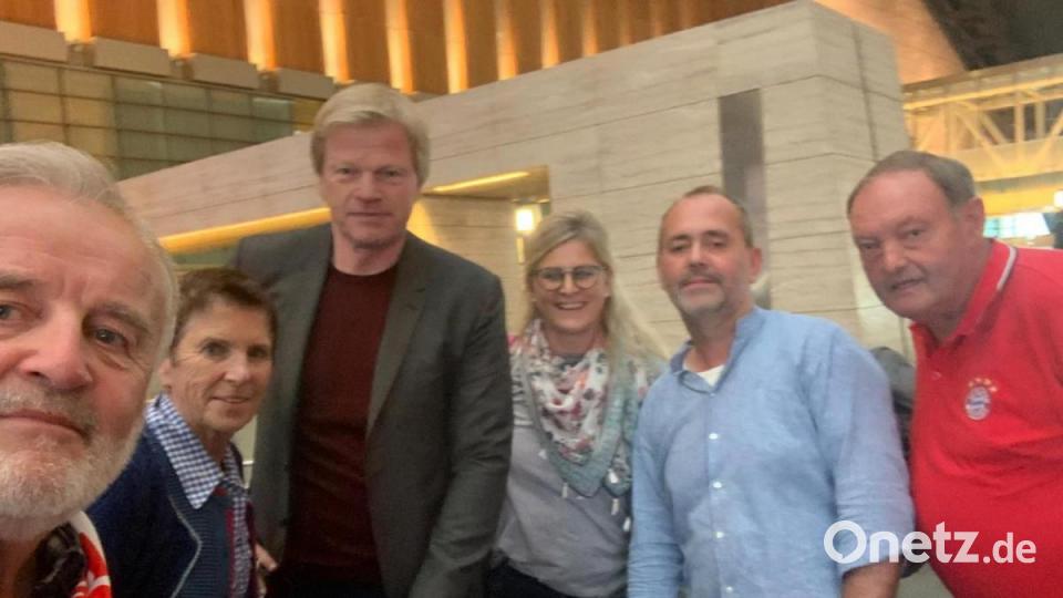 Einige der Nabburger Bayern-Fans mit dem neuen Vorstandsmitglied Oliver Kahn (Dritter von links) am Flughafen in Doha. Bild: exb