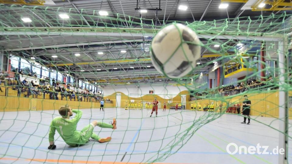 Tor für den SV Inter Bergsteig Amberg. Der Titelverteidiger scheiterte im Halbfinale im Neunmeterschießen am SC Germania Amberg, gewann dann das Spiel um Platz drei gegen den FC Amberg ebenfalls im Neunmeterschießen. Bild: Hubert Ziegler