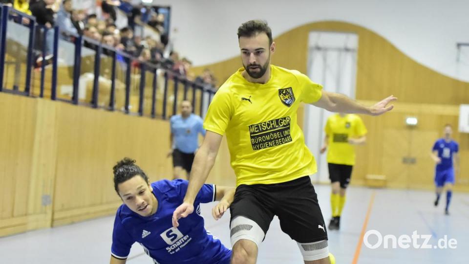 Dennis Kramer vom FC Amberg (rechts) wurde Torschützenkönig und bester Spieler des Turniers. Bild: Hubert Ziegler