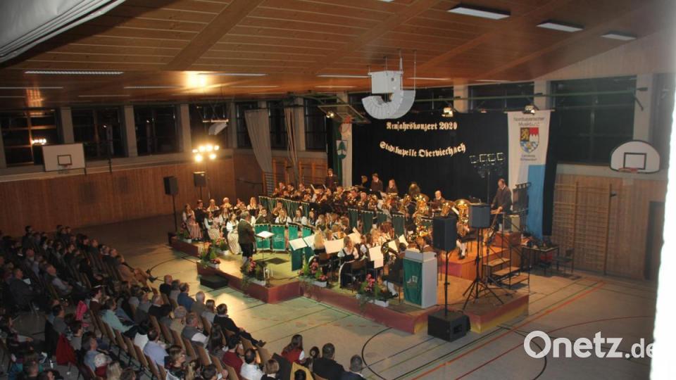 Die Stadtkapelle Oberviechtach begeisterte das Publikum beim Neujahrskonzert. Bild: frd
