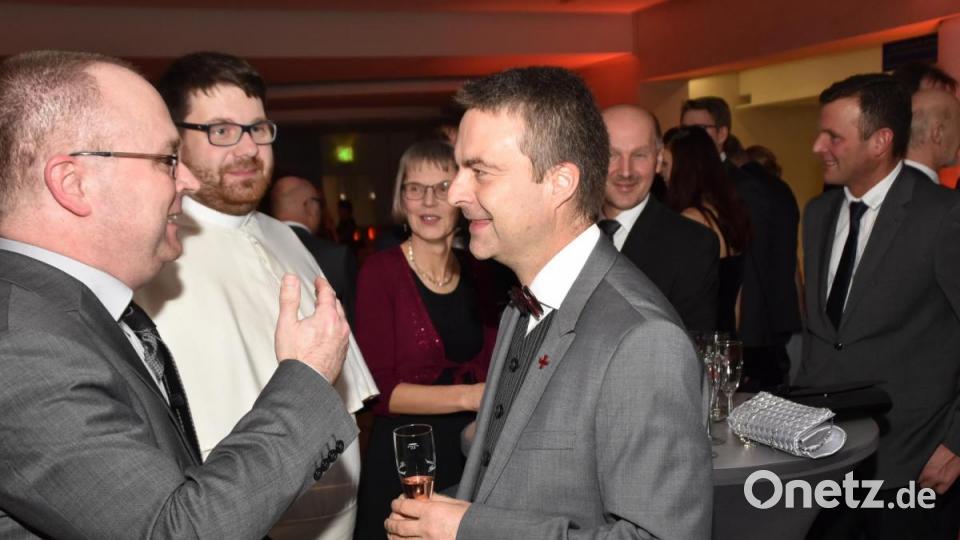 Auch die Geistlichkeit ist heuer beim Stadtball stark vertreten. Hier: Stadtpfarrer Markus Schmid und Vikar Johannes Bosco von St. Josef im Gespräch mit Werner Böhm (Verwaltungsgemeinschaft Schirmitz). Bild: hcz