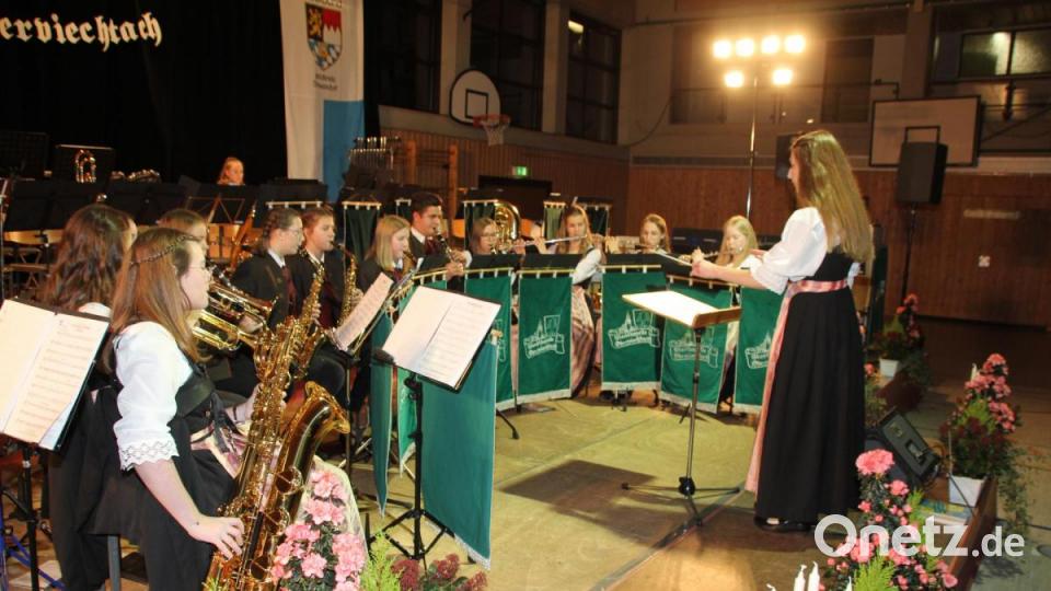 Das Nachwuchsorchester unter der Leitung von Dirigentin Katharina Ruhland erhielt Sonderapplaus. Bild: frd
