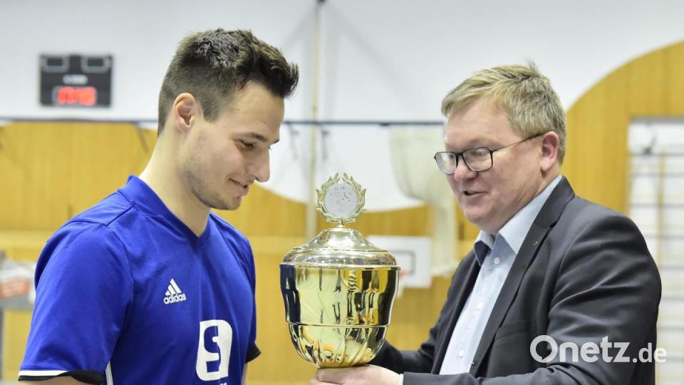 Übergabe des Siegerpokals durch OB Michael Cerny an SVR-Kapitän Benedikt Buegger vom SV Raigering. Bild: Hubert Ziegler