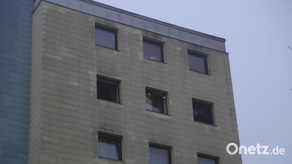 Zu einem Wohnungsbrand kam es am Sonntagmorgen in einem Wohnblock in Mitterteich. Bild: rw