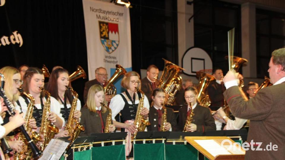 In viele musikalische Welten entführten die Musiker der Stadtkapelle um Dirigent Tobias Zeitler (rechts) bei ihrem Neujahrskonzert. In der ausverkauften Mehrzweckhalle bekam das Publikum Blasmusik auf hohem Niveau zu hören. Bild: frd