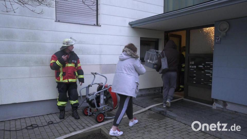 Zu einem Wohnungsbrand kam es am Sonntagmorgen in einem Wohnblock in Mitterteich. Bild: rw