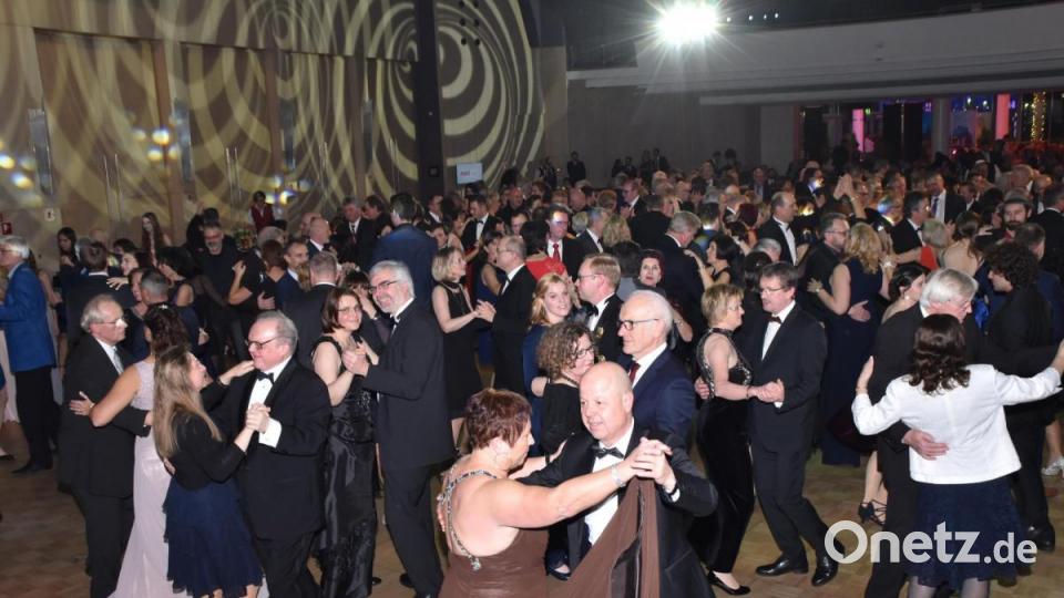 Die &quot;Lars Backhaus Music Company&quot; sorgt für eine stets volle Tanzfläche. Bild: hcz