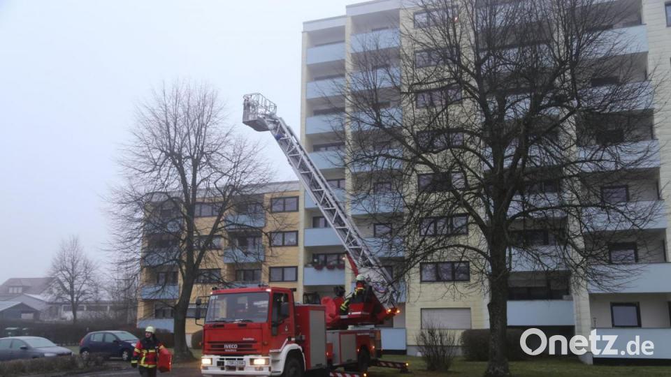 Zu einem Wohnungsbrand kam es am Sonntagmorgen in einem Wohnblock in Mitterteich. Bild: rw