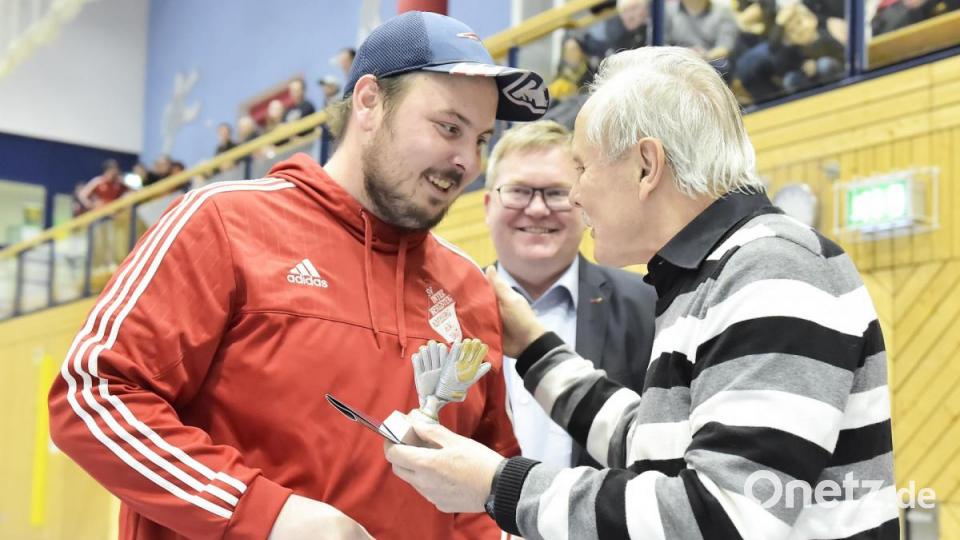 Norbert Fischer vom Stadtverband für Sport (rechts) zeichnete Christopher Hahn (links) vom SV Inter als besten Torhüter aus. Bild: Hubert Ziegler
