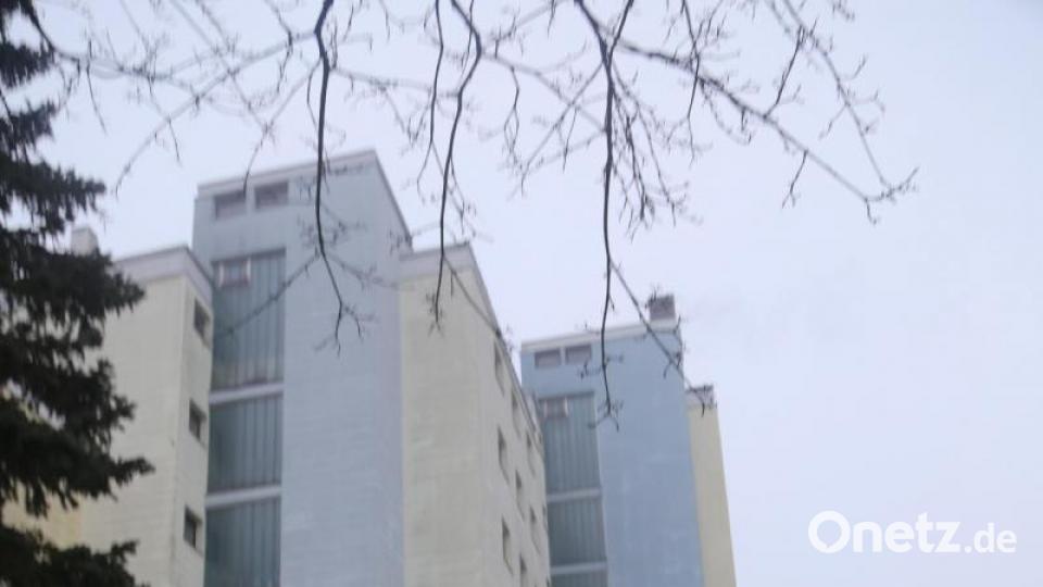 Zu einem Wohnungsbrand kam es am Sonntagmorgen in einem Wohnblock in Mitterteich. Bild: rw