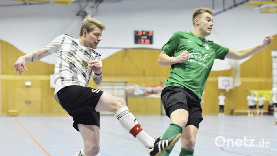 Im Spiel um Platz fünf setzte sich der FSV Gärbershof (helles Trikot) gegen den ASV Haselmühl durch. Bild: Hubert Ziegler