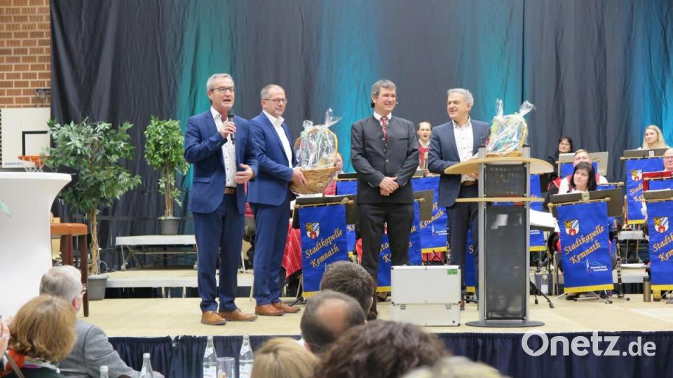CSU Ortsvorsitzender Werner Nickl (links), Roman Schäffler (Zweiter von links) und Roland Grillmeier (rechts) bedanken sich bei Wolfgang Krebs (hier als Markus Söder). Bild: jzk