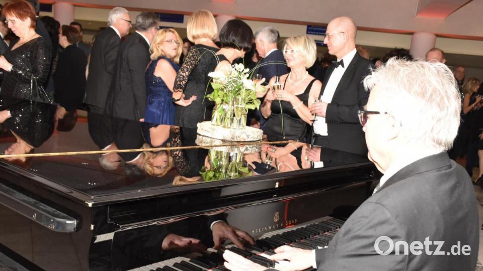 Michael Bertelshofer empfängt die Ballbesucher mit gediegener Musik am Flügel. Bild: hcz