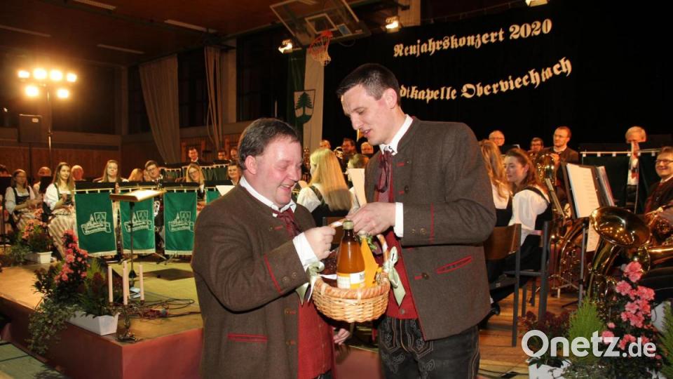 Für 20 Jahre als Dirigent erhielt Tobias Zeitler (links) durch Vorsitzenden Michael Niebauer ein Jubiläumspräsent. Bild: frd