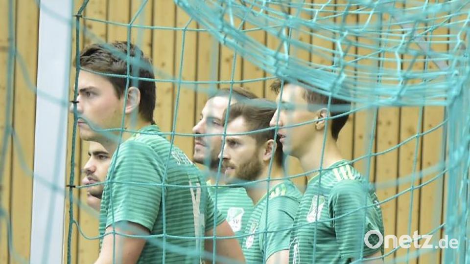 Die Auswechselspieler des Ausrichters SV Köfering. Bild: Hubert Ziegler
