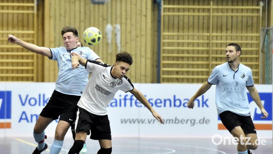 Szene aus dem Vorrundenspiel der Gruppe B: SG Upo/Gebenbach (vorne) gegen den ASV Haselmühl.


Bild: Ziegler Bild: Hubert Ziegler