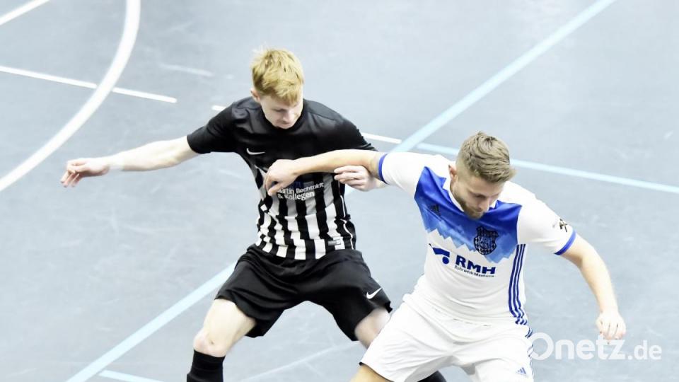 Szene aus dem Vorrundenspiel der Gruppe A: TuS Rosenberg (rechts) gegen den SVL Traßlberg. Bild: Hubert Ziegler