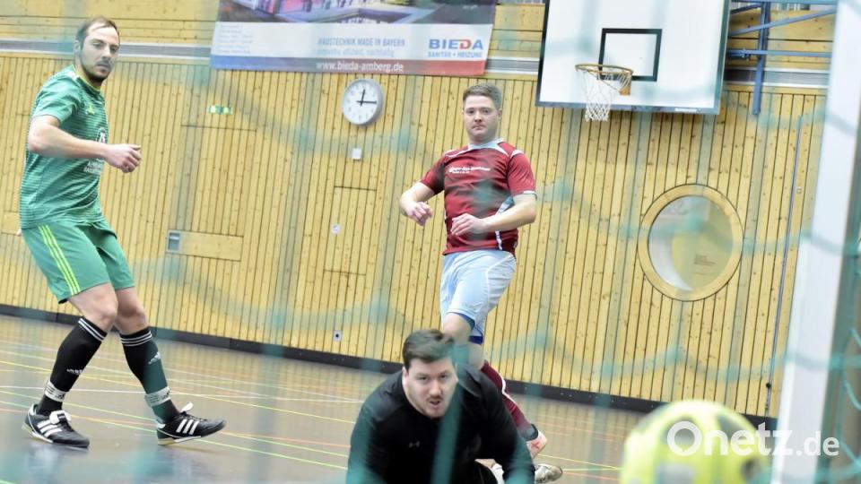Im Vorrundenspiel setzte sich der SV Köfering (links) mit 4:1 gegen den SV Schmidmühlen durch. Der belegte schließlich Platz neun, der Gastgeber verlor das Finale nur knapp. Bild: Hubert Ziegler