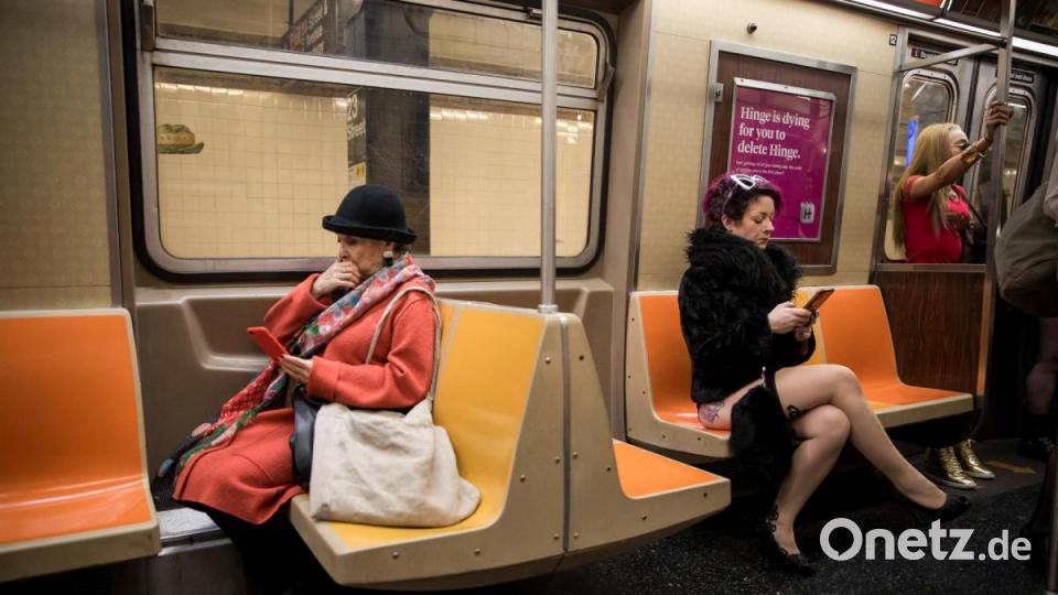 In rund 20 Städten weltweit sind Menschen gestern in Unterhosen U-Bahn gefahren. Foto: Michael Nagle/XinHua/dpa Bild: Michael Nagle