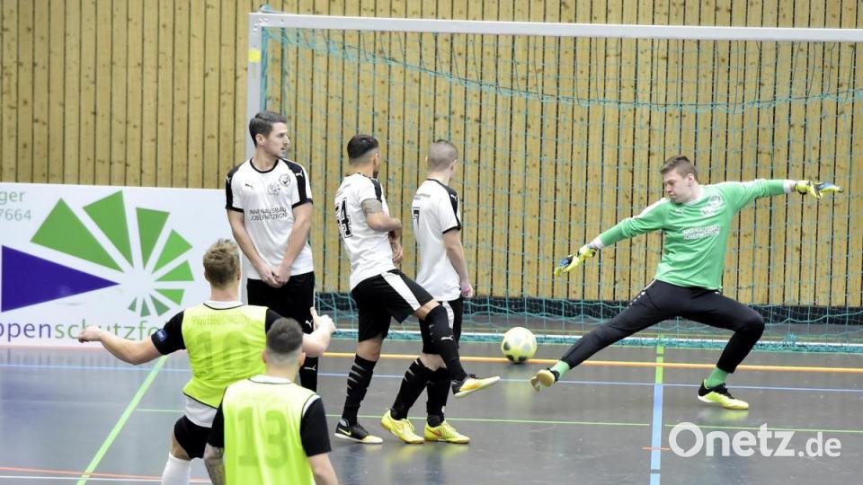 Szene aus dem Vorrundenspiiel der Gruppe B: SpVgg Ebermannsdorf (vorne) gegen die SG Upo/Gebenbach. Bild: Hubert Ziegler