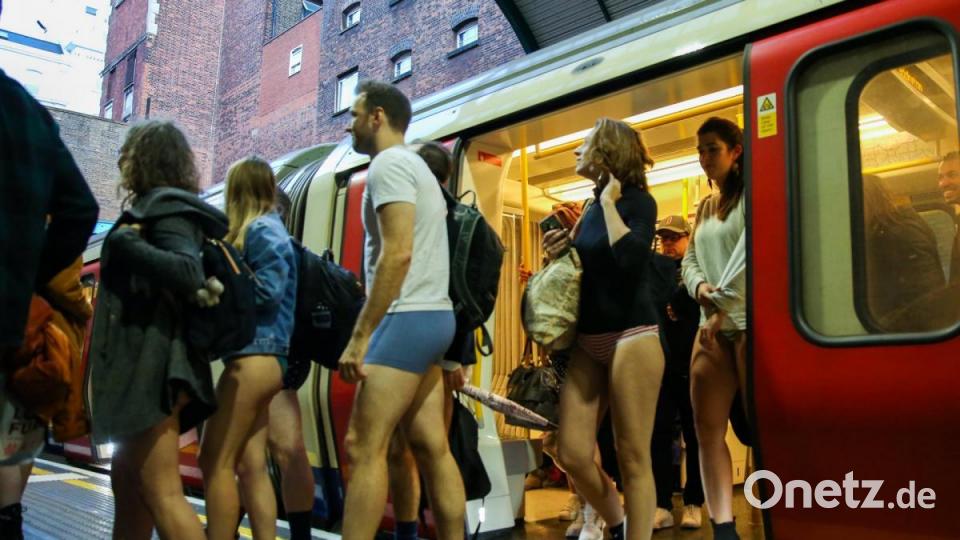 Bahnfahrer in London am jährlichen „No Pants Subway Ride“. Foto: Dinendra Haria/SOPA Images via ZUMA Wire/dpa Bild: Dinendra Haria