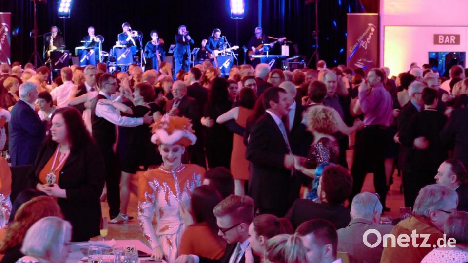 Die Klaus-Hörmann-Band gab den Ton an und die Besucher des Stadtballs ließen sich nicht zwei Mal bitten. Angesagte Hits und Oldies begeisterten die Tänzer. Bild: ga