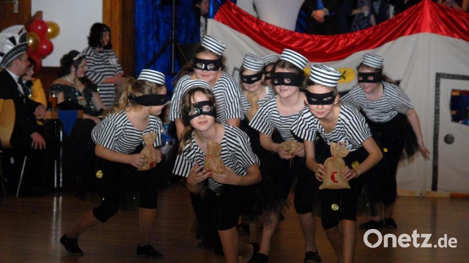 Maskiert und mit Geldsäckel: die Kindergarde als „Bankräuber“. Bild: gbj